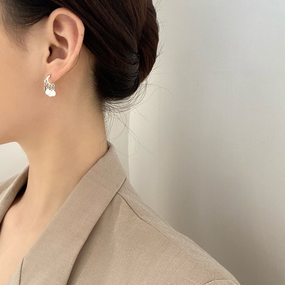 đź’™Minimalist circle charms Hoops Huggie Earrings - Picture 4 of 12